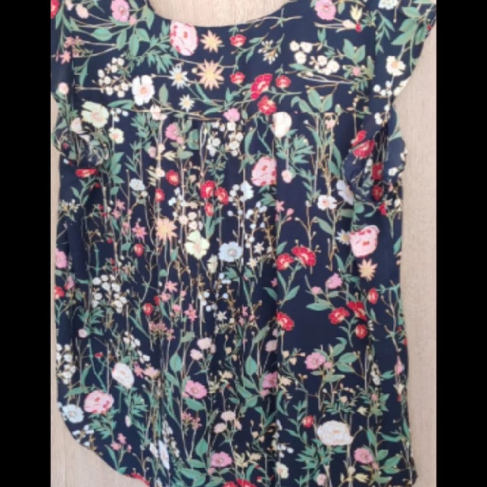 🖤 LOFT flutter sleeved blouse 🖤 - Picture 5 of 6